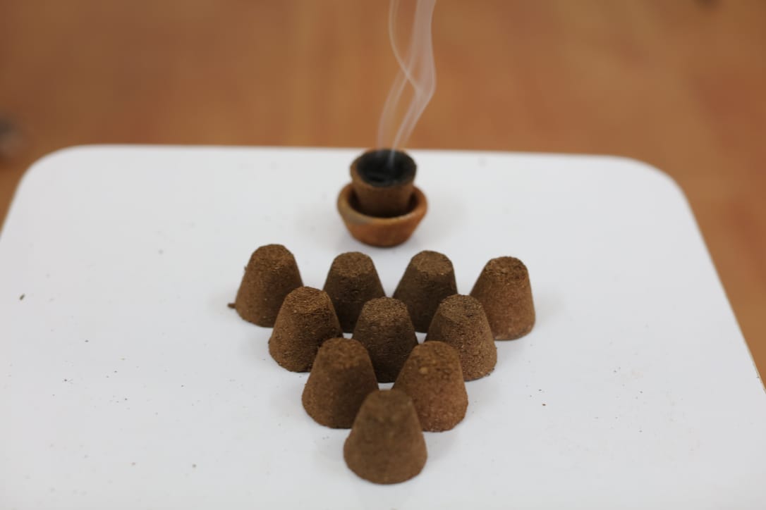 Panchagavya Sambrani cones releasing fragrant smoke